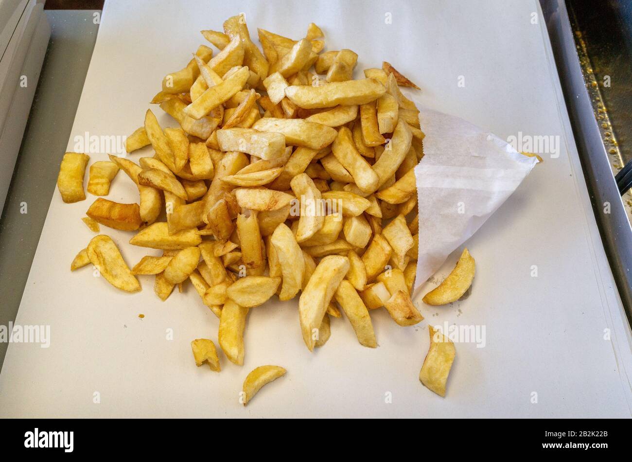 Teil der Chips im Fish and Chip Shop, Großbritannien Stockfoto