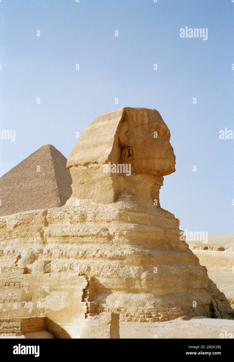 Reisefotografien - die Sphinx und die große Pyramide Cheops Khufu auf den Pyramiden von Gizeh in Kairo in Ägypten in Nordafrika, Naher Osten Stockfoto