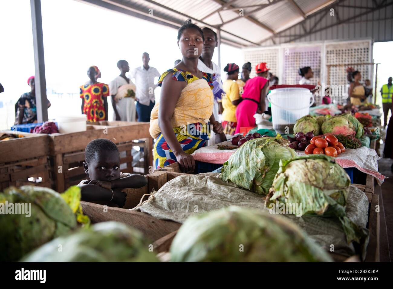 26. Februar 2020, Kenia, Kakuma: Frauen verkaufen ihre Waren zusammen mit ihren Kindern auf dem Markt von Kalobeyei in der Nähe von Kakuma, wo Flüchtlinge ihr selbst angebautes Gemüse verkaufen. Kakuma ist eines der größten Flüchtlingslager des Landes. Mehr als eine halbe Million Flüchtlinge aus über 30 Ländern leben derzeit in Kenia. Foto: Bernd von Jutrczenka / dpa Stockfoto
