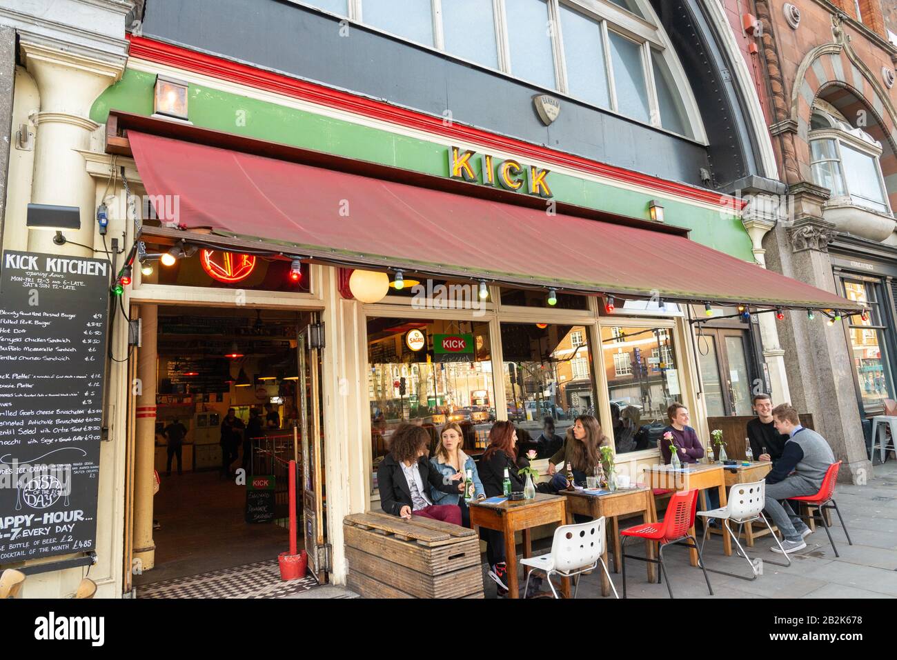Young People Outside Bar Kick, Shoreditch, London, Großbritannien Stockfoto