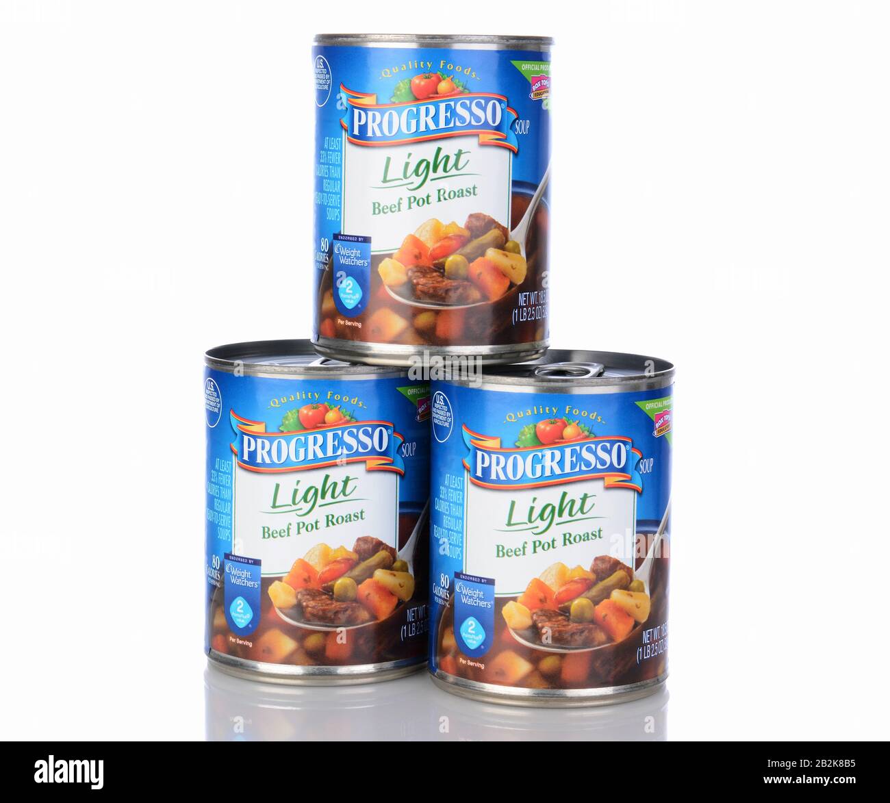 Irvine, CA - 05. Januar 2014: Drei Dosen Progresso Light Beef Pot Roast Soup. Progresso, im Besitz von General Mills, hat seit über 90 Jahren Suppen gemacht Stockfoto