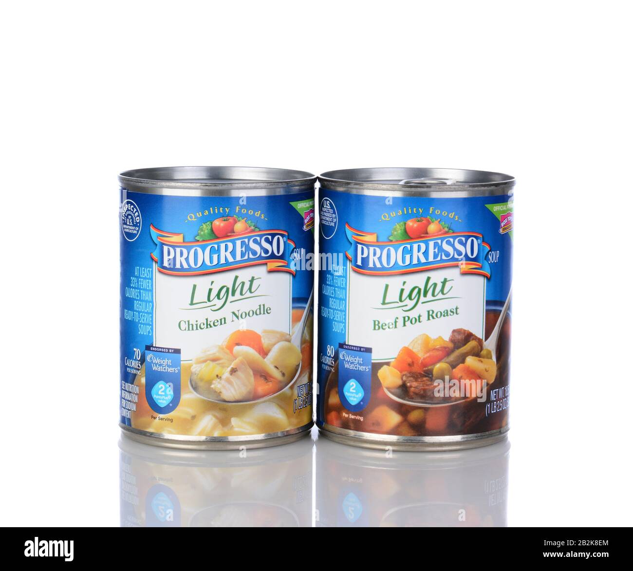 Irvine, CA - 05. Januar 2014: A CAN of Progresso Light Beef Pot Roast Soup and Chicken Noodle. Progresso, im Besitz von General Mills, hat Suppe zubereitet Stockfoto