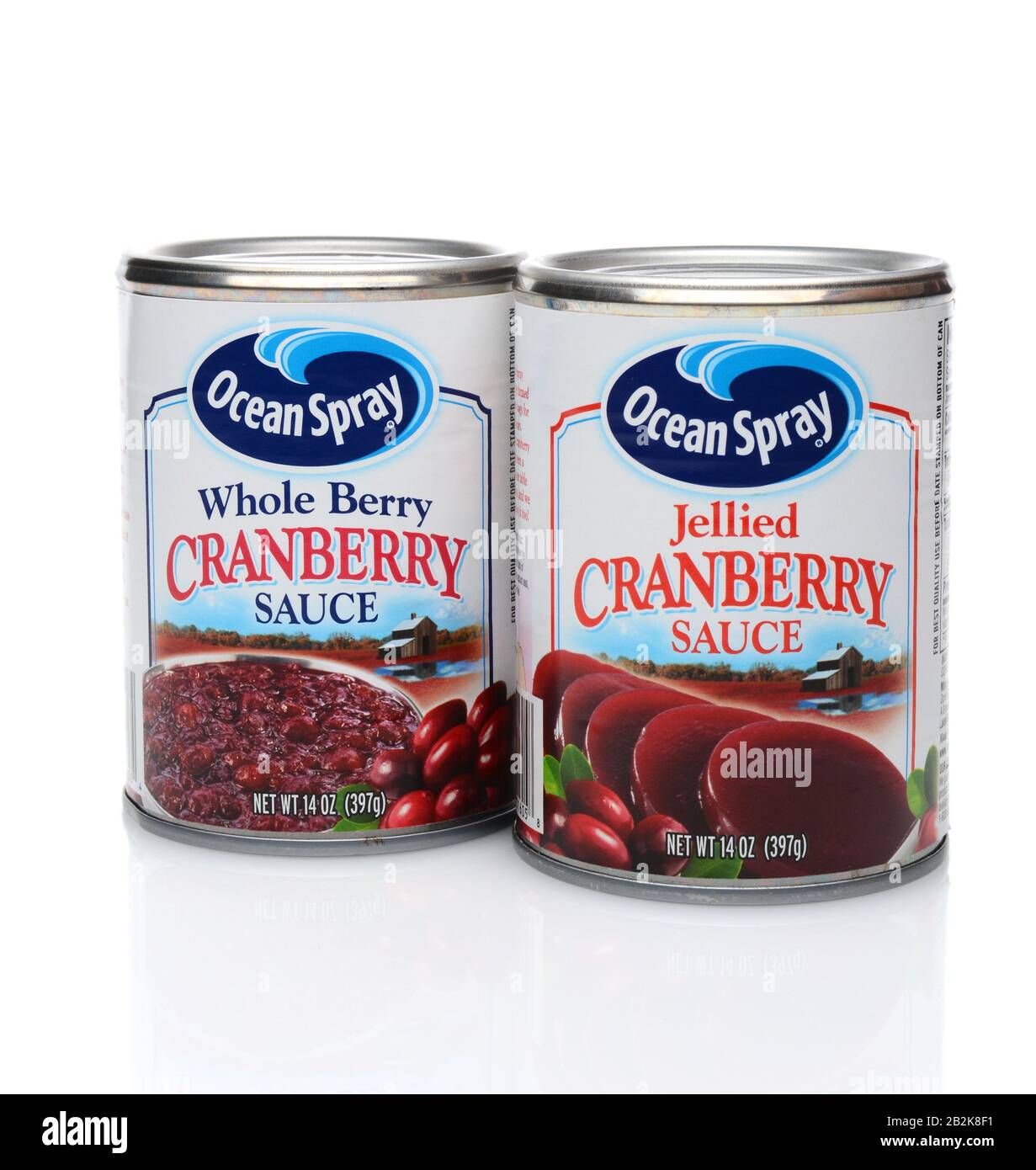 Irvine, CA - 8. NOVEMBER 2014: Zwei Dosen Ocean Spray Jellied und Ganze Berry Cranberry Soße. Die Preiselbeersauce ist eine traditionelle Beilage Stockfoto