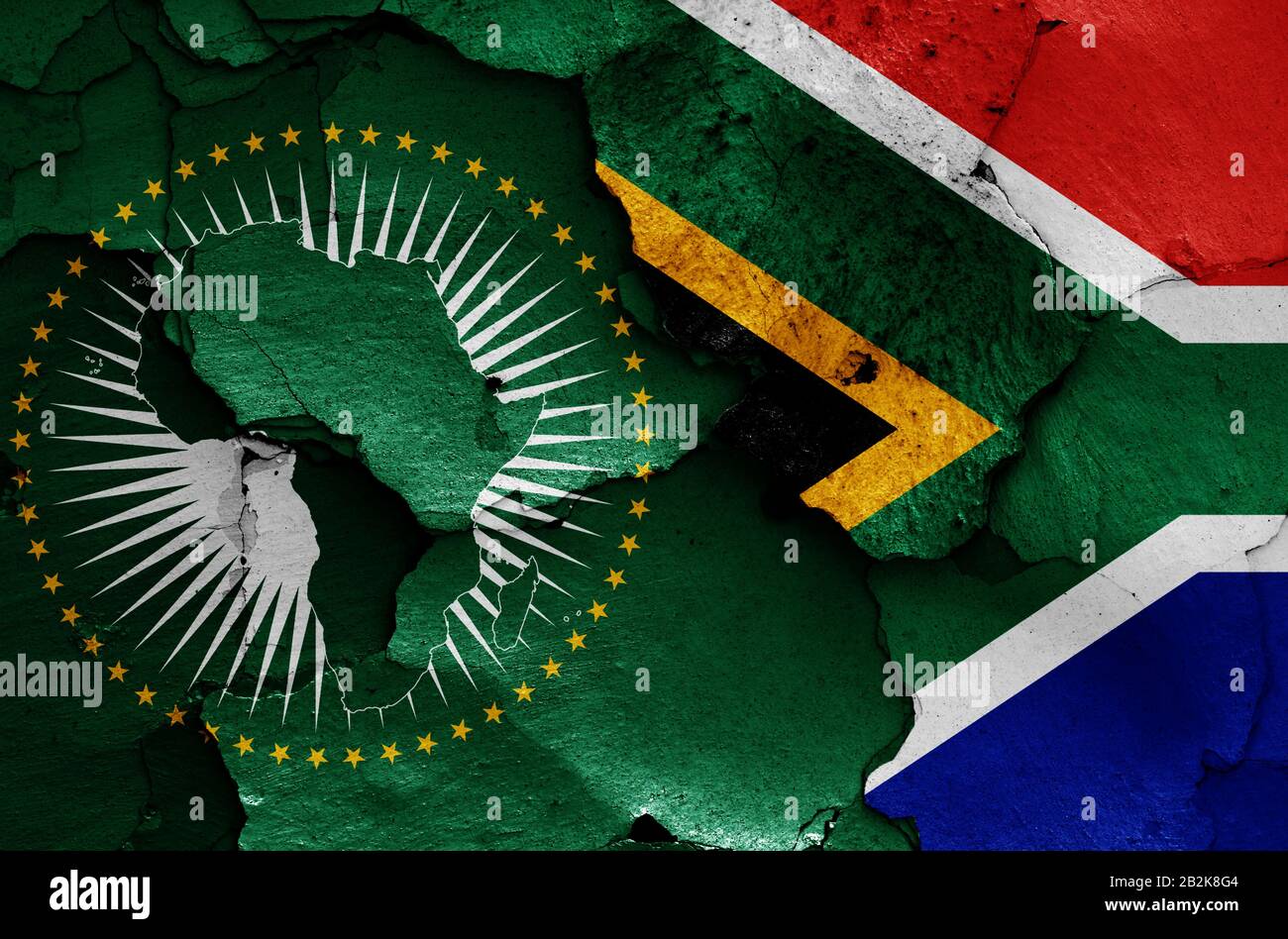 Flaggen der Afrikanischen Union und Südafrikas auf gerissene Wand gemalt Stockfoto