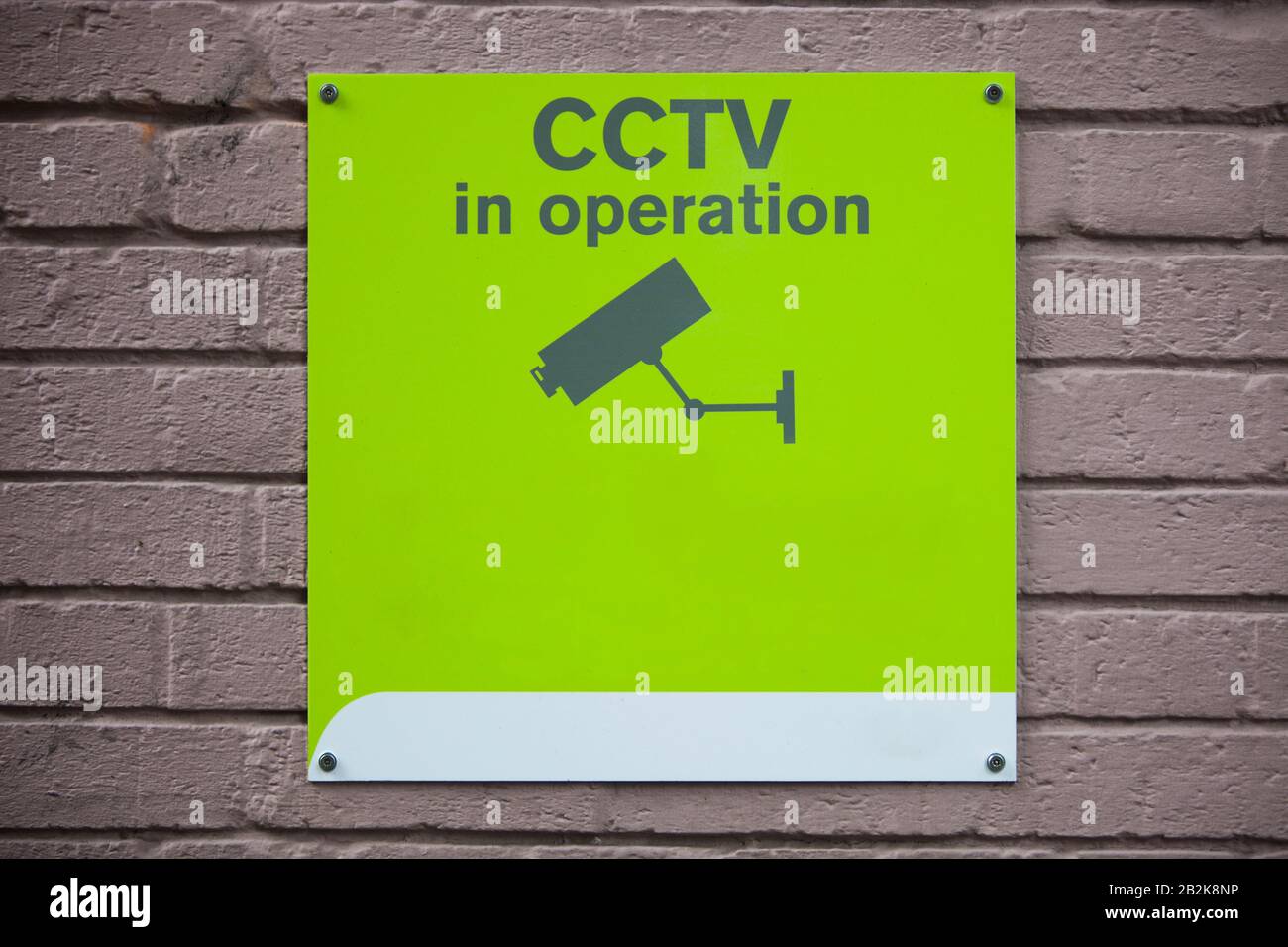 Nahaufnahme des "CCTV in Betrieb"-Schildes an der Wand Stockfoto