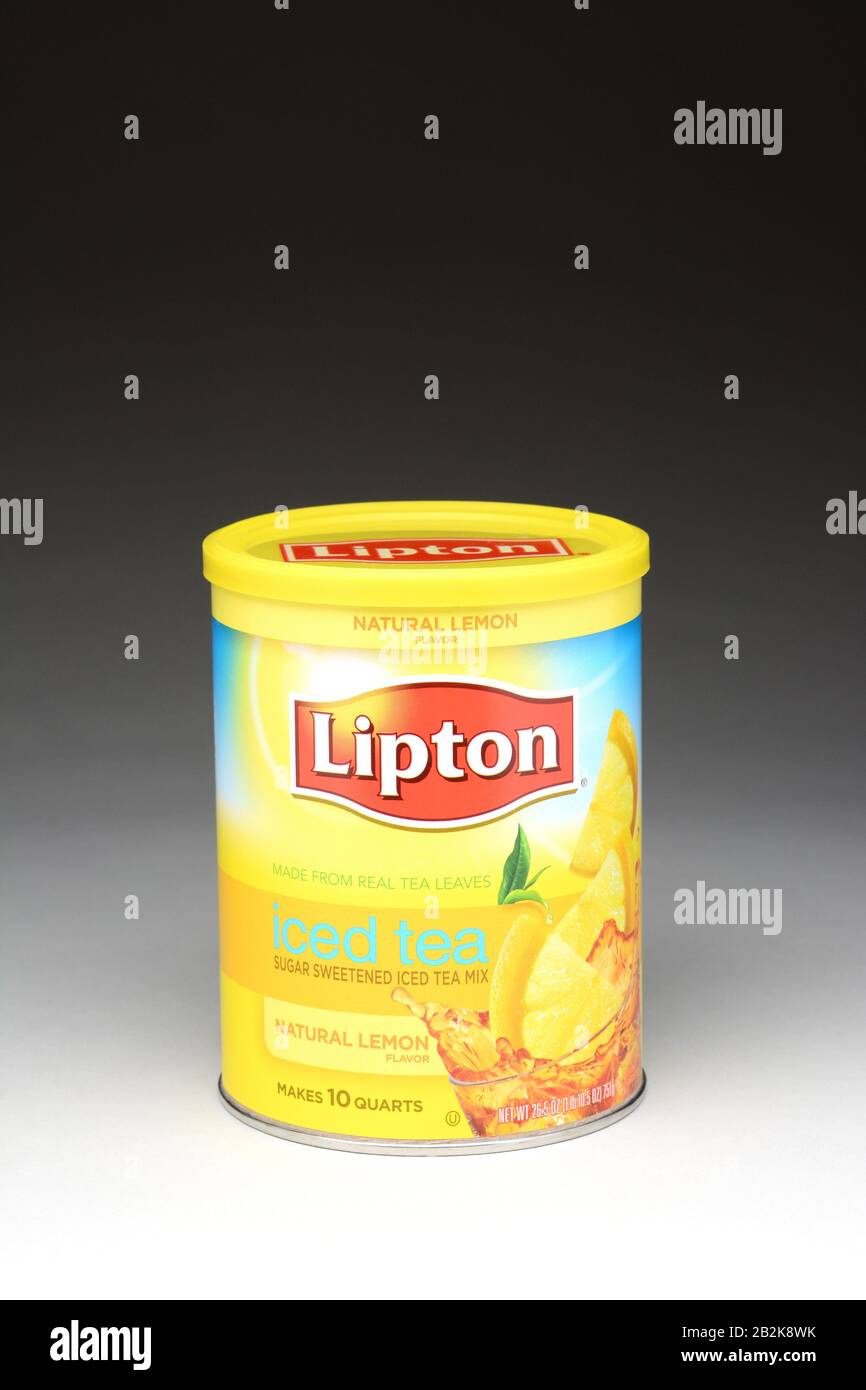 Irvine, CA - 11. Januar 2013: Eine 10-Quart-Dose von Lipton Iced Tea Mix Natural Lemon Flavor. Eistee macht etwa 85 % des gesamten Tees aus, der in der Einheit konsumiert wird Stockfoto