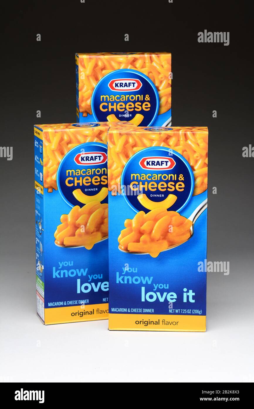 Irvine, CA - 11. Januar 2013: Drei Kästen Kraft Macaroni und Käse. Die verpackte Mahlzeit wurde erstmals 1937 während der Weltwirtschaftskrise eingeführt. Stockfoto