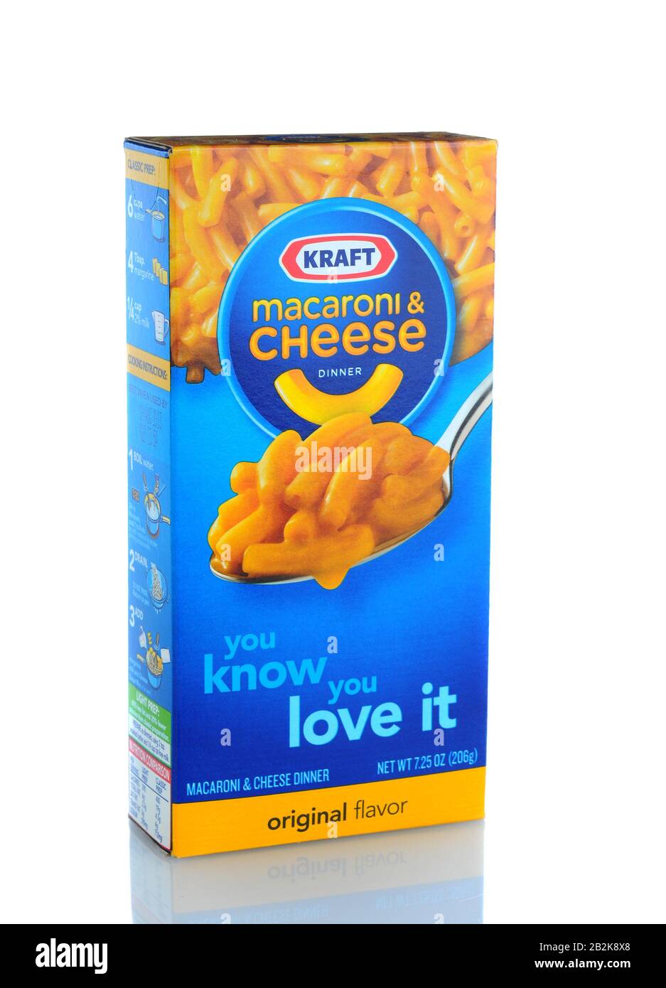 Irvine, CA - 11. Januar 2013: Eine Schachtel mit Kraft Macaroni und Käse. Die verpackte Mahlzeit wurde erstmals 1937 während der Weltwirtschaftskrise eingeführt. Stockfoto