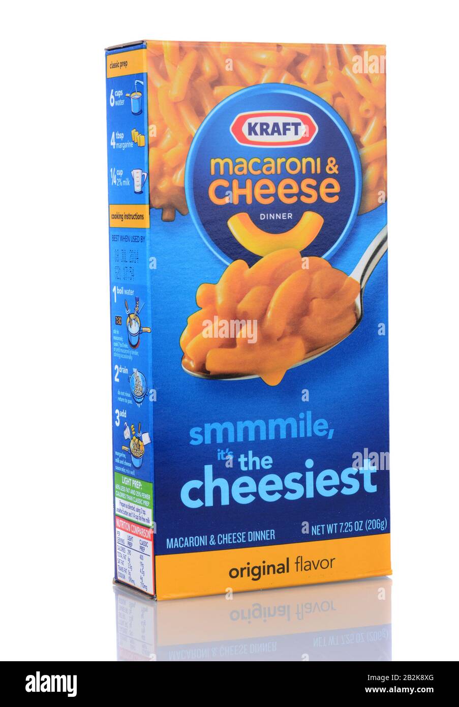 Irvine, CA - 06. Februar 2013: Eine Schachtel mit Kraft Macaroni und Käse. Die verpackte Mahlzeit wurde erstmals 1937 während der Weltwirtschaftskrise eingeführt. Stockfoto