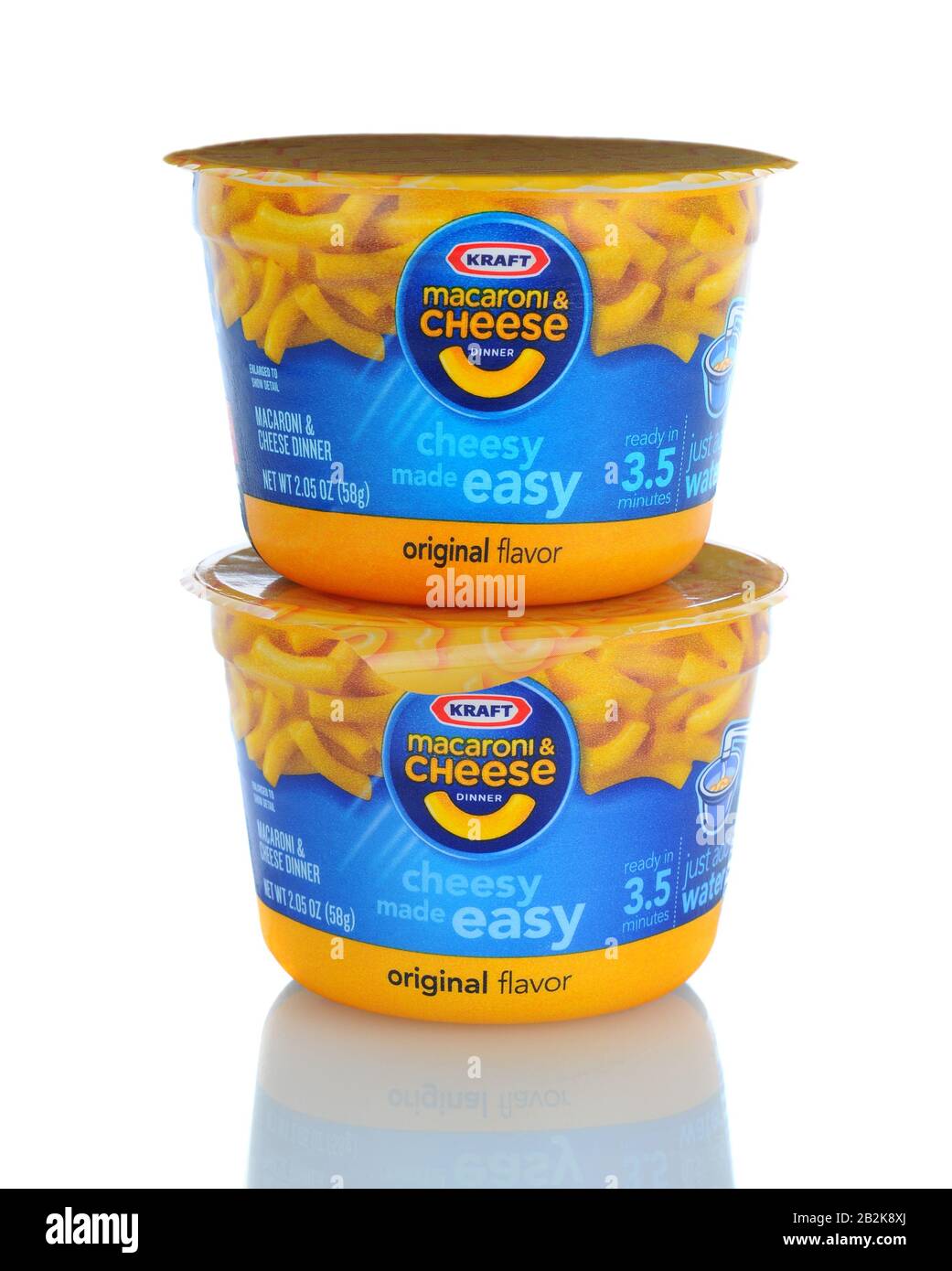 Irvine, CA - 11. Januar 2013: Zwei Behälter mit Kraft Macaroni und Käse - Easy Mac. Die verpackte Mahlzeit wurde erstmals 1937 während der Großen eingeführt Stockfoto