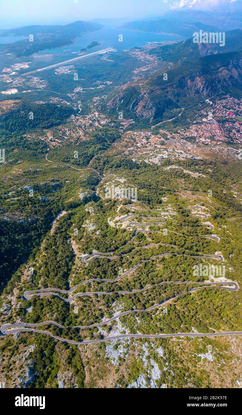 Luftbild einer der kurvenreichsten Straßen der Welt, in der Nähe von Kotor, Montenegro. In einer atemberaubenden Naturlandschaft Stockfoto