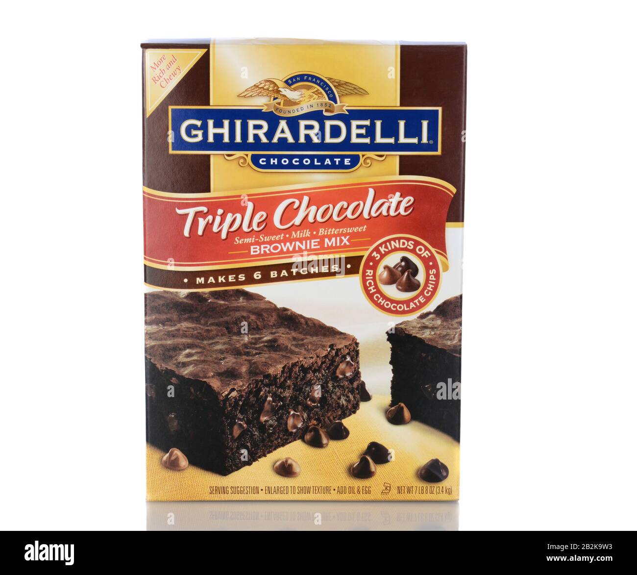 Irvine, CA - 05. Januar 2014: Eine Schachtel mit Ghirardelli Triple Chocolate Brownie Mix. Domingo Ghirardelli gründete sein Schokoladenunternehmen in San Francisco i. Stockfoto