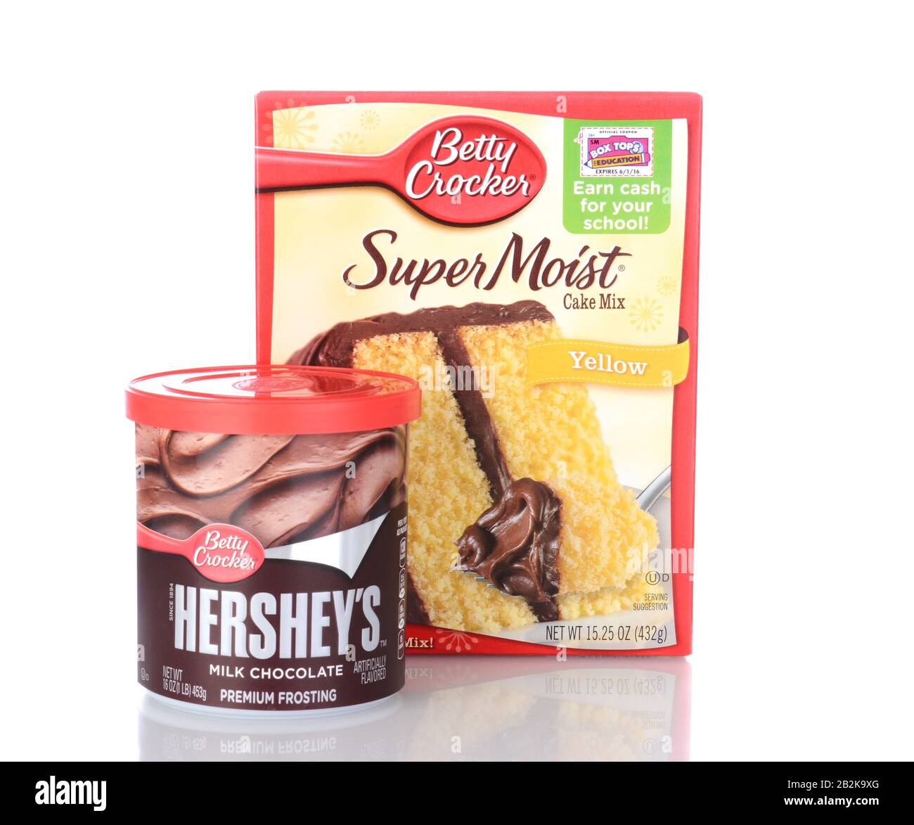 Irvine, CA - 05. Januar 2014: Betty Crocker Super Most Cake Mix and Frosting. Eine Schachtel gelber Kuchen und eine Dose bereit, Hersheys Milch zu verteilen Stockfoto