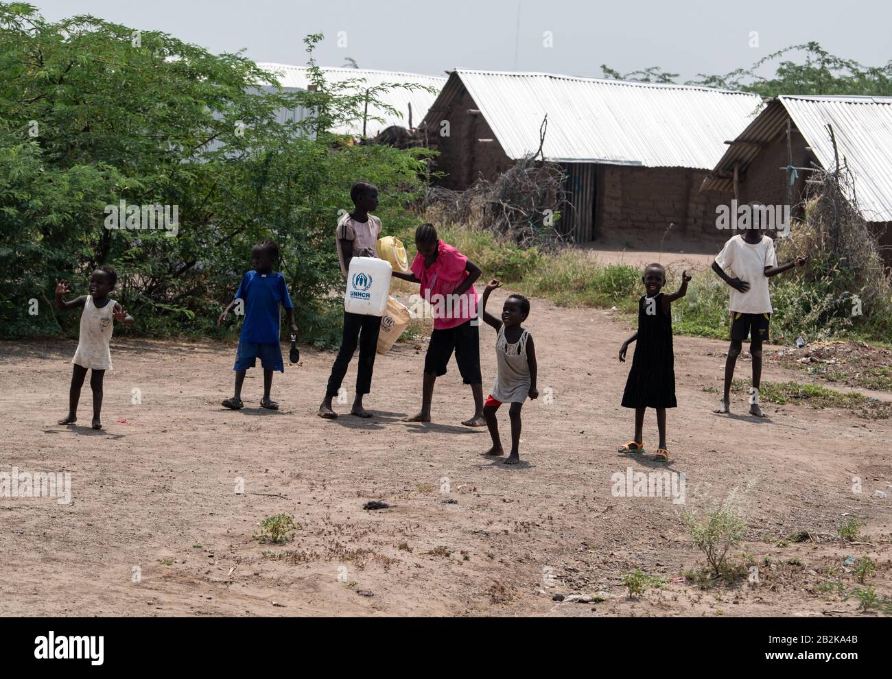 26. Februar 2020, Kenia, Kakuma: Kinder stehen vor Häusern mit Wellblechdächern in einer Straße in Kakuma. Kakuma ist eines der größten Flüchtlingslager des Landes. Mehr als eine halbe Million Flüchtlinge aus über 30 Ländern leben derzeit in Kenia. Foto: Bernd von Jutrczenka / dpa Stockfoto