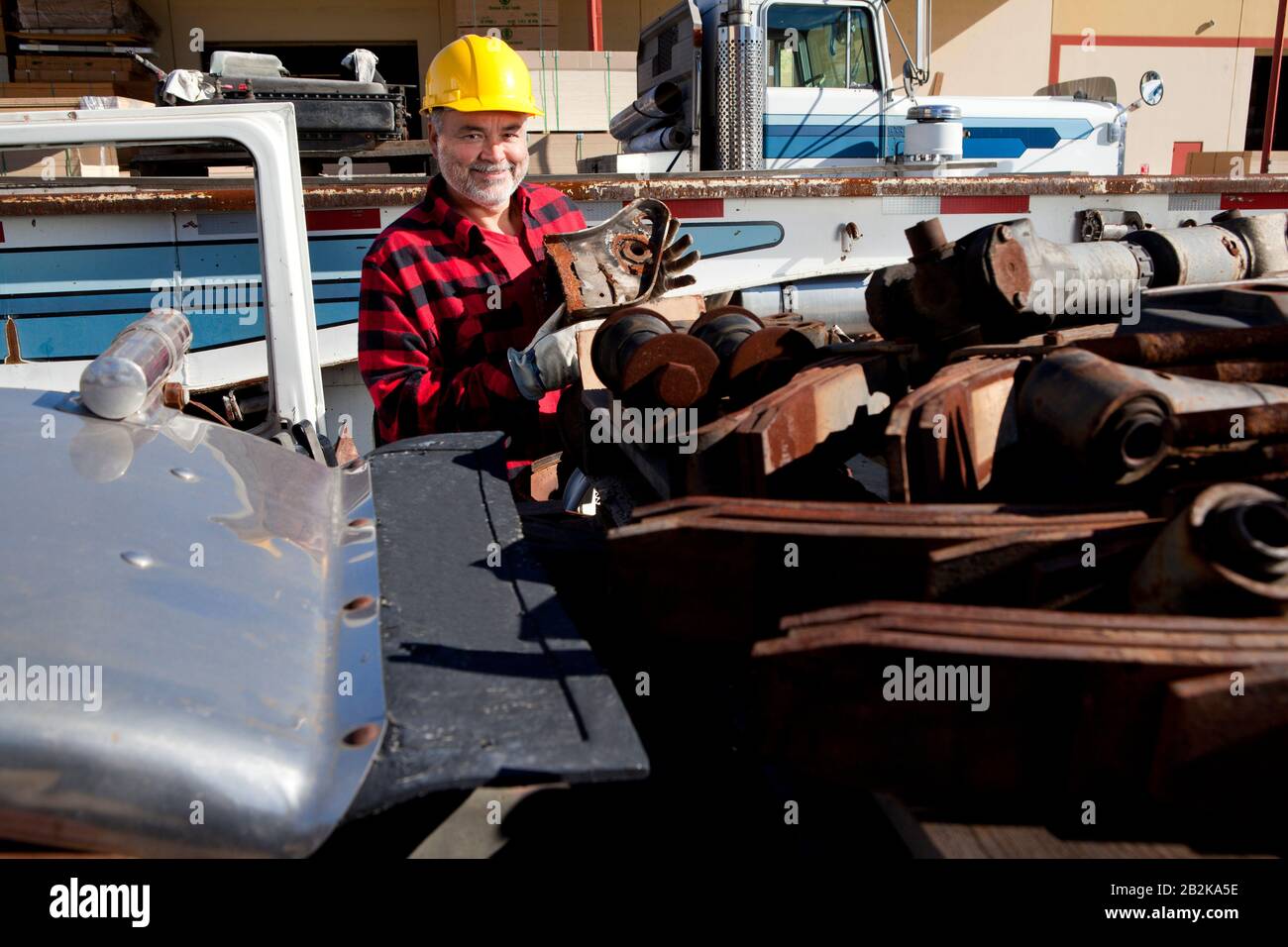 Arbeiter sortieren Altmetall vor Cargo Truck Stockfoto