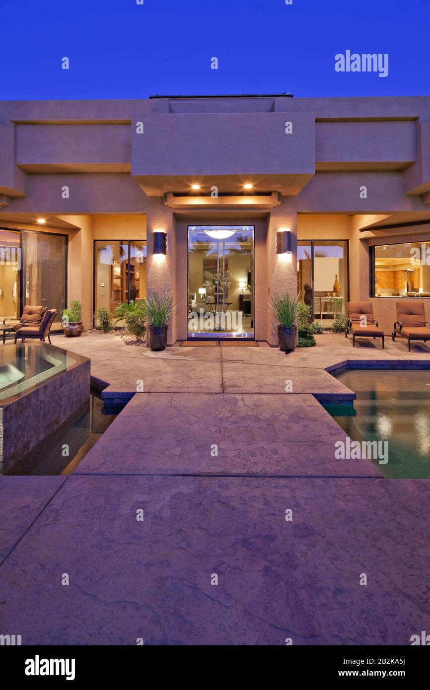 Haus außen mit Pool in der Abenddämmerung Stockfoto