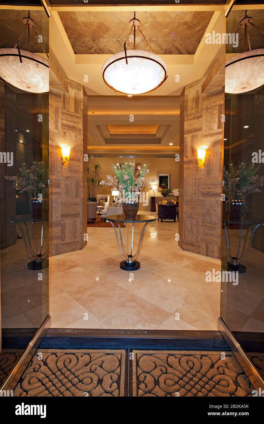 Glastüren öffnen sich zum luxuriösen Foyer Stockfoto