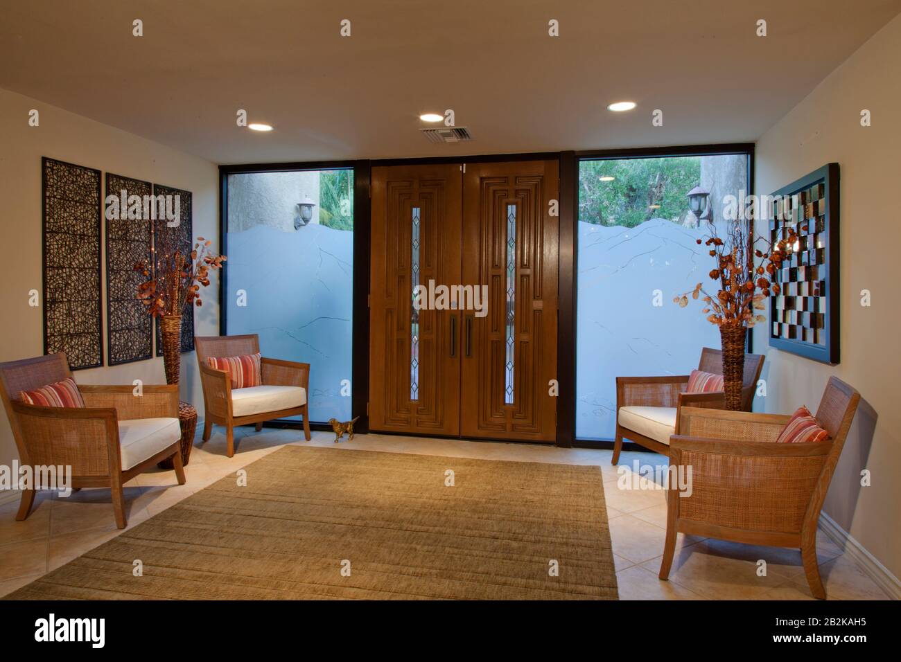 Großer Eingang zum luxuriösen Haus Stockfoto