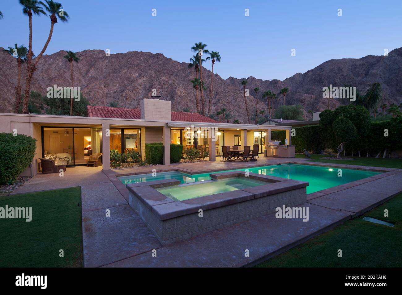 Aussenansicht Haus mit Schwimmbad Stockfoto