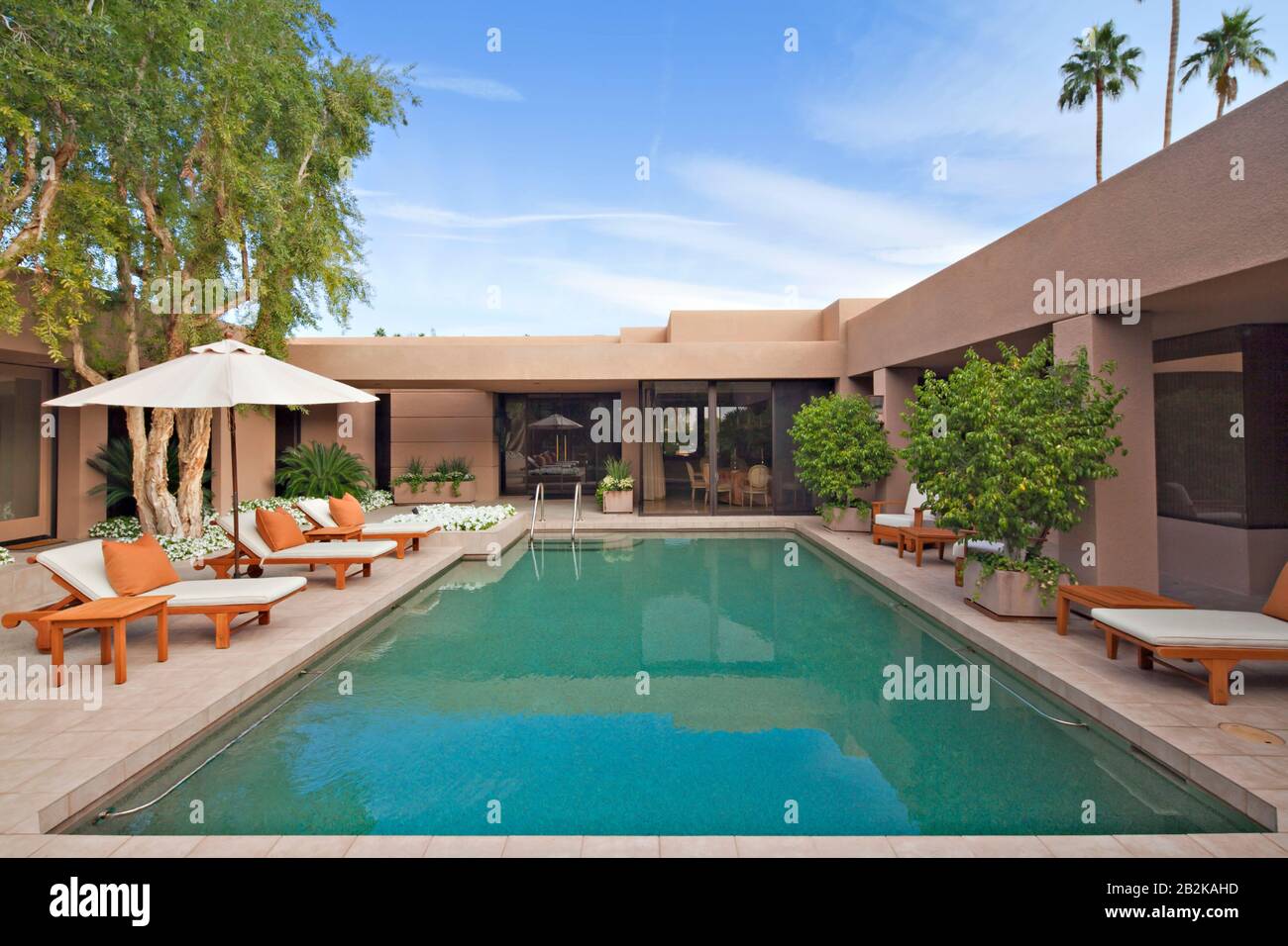 Haus außen mit Pool Stockfoto