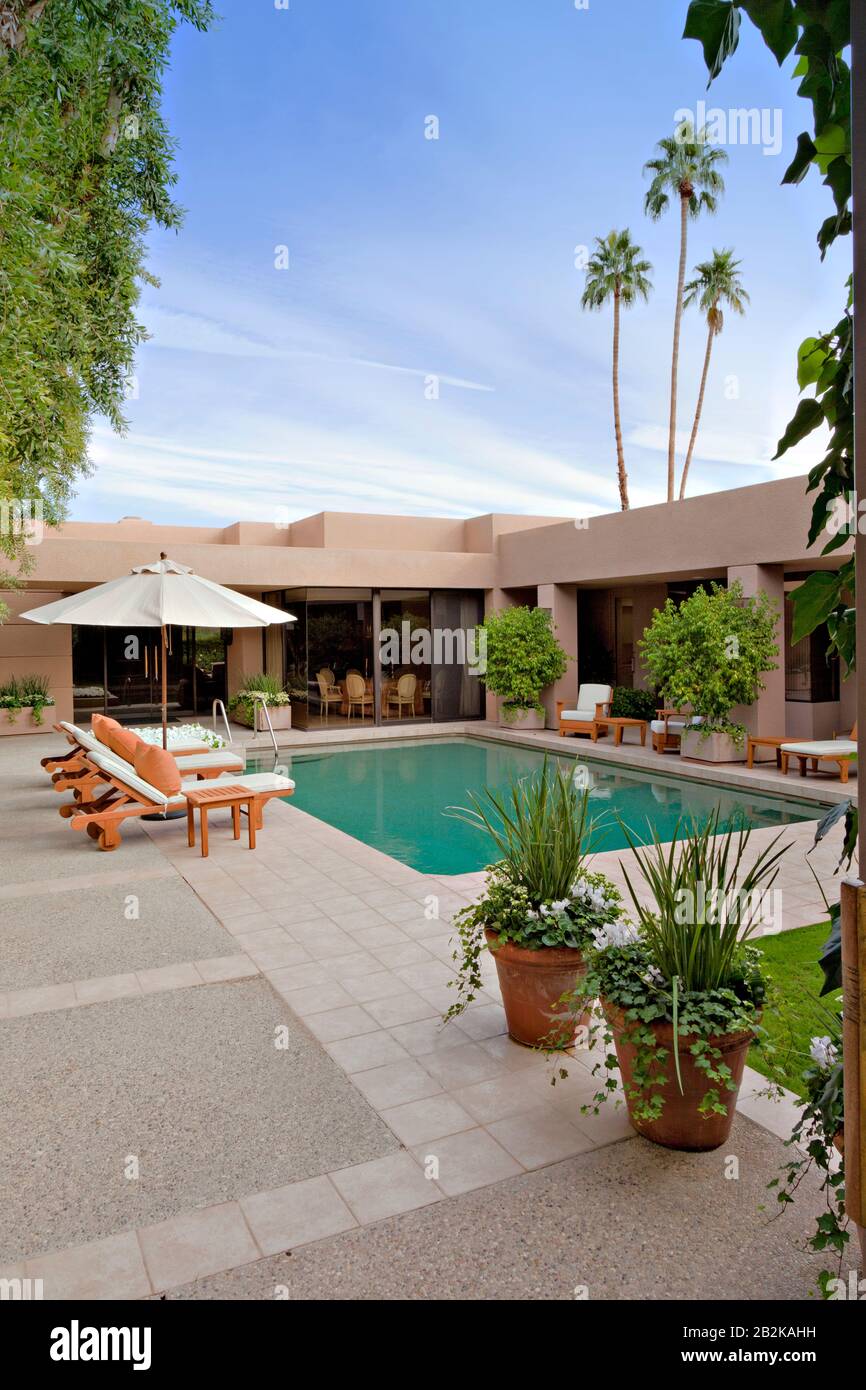 Haus außen mit Pool Stockfoto