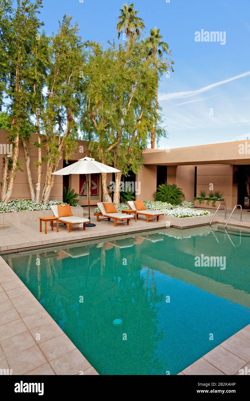 Haus außen mit Pool Stockfoto