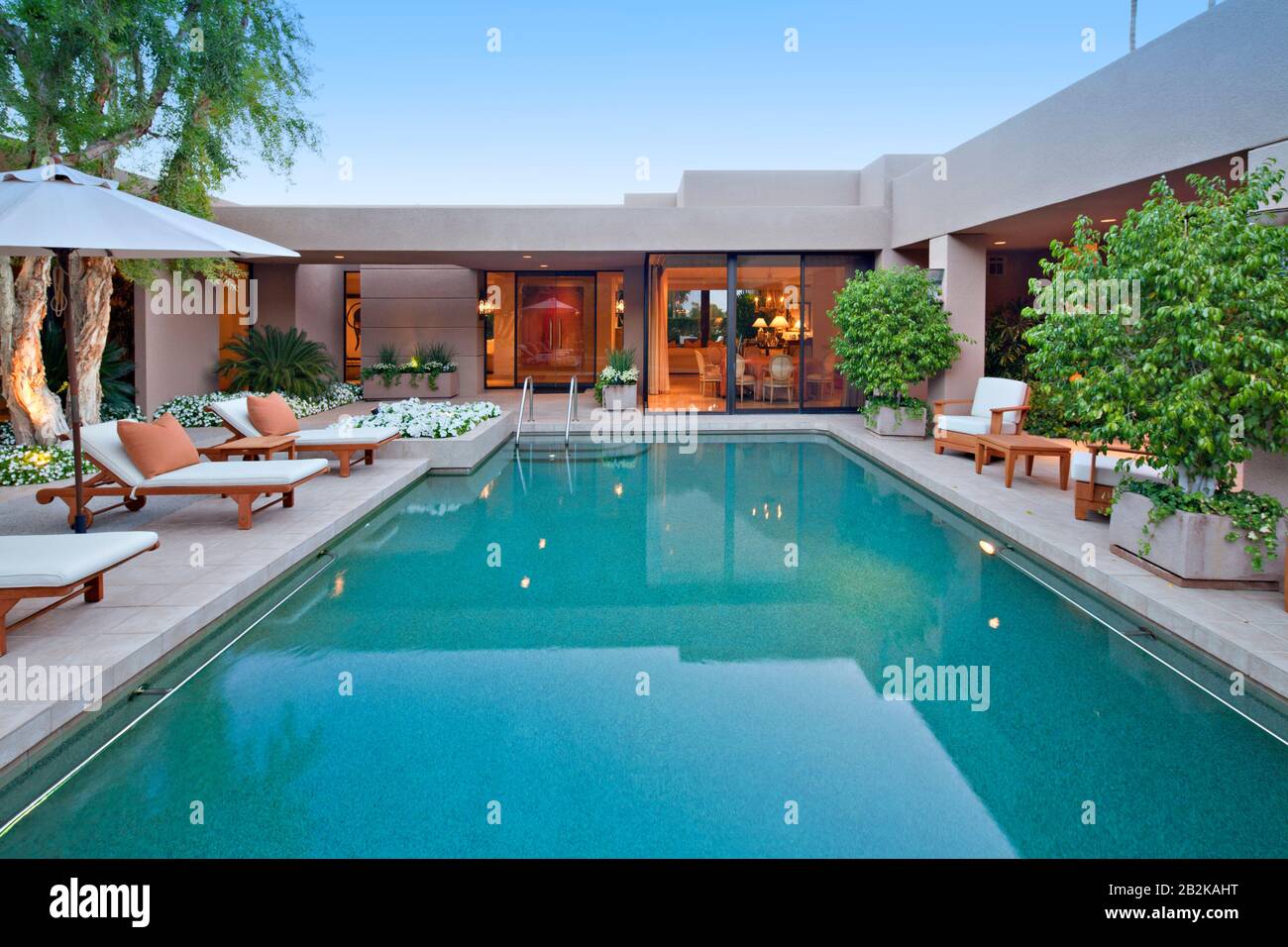 Haus außen mit Pool in der Abenddämmerung Stockfoto