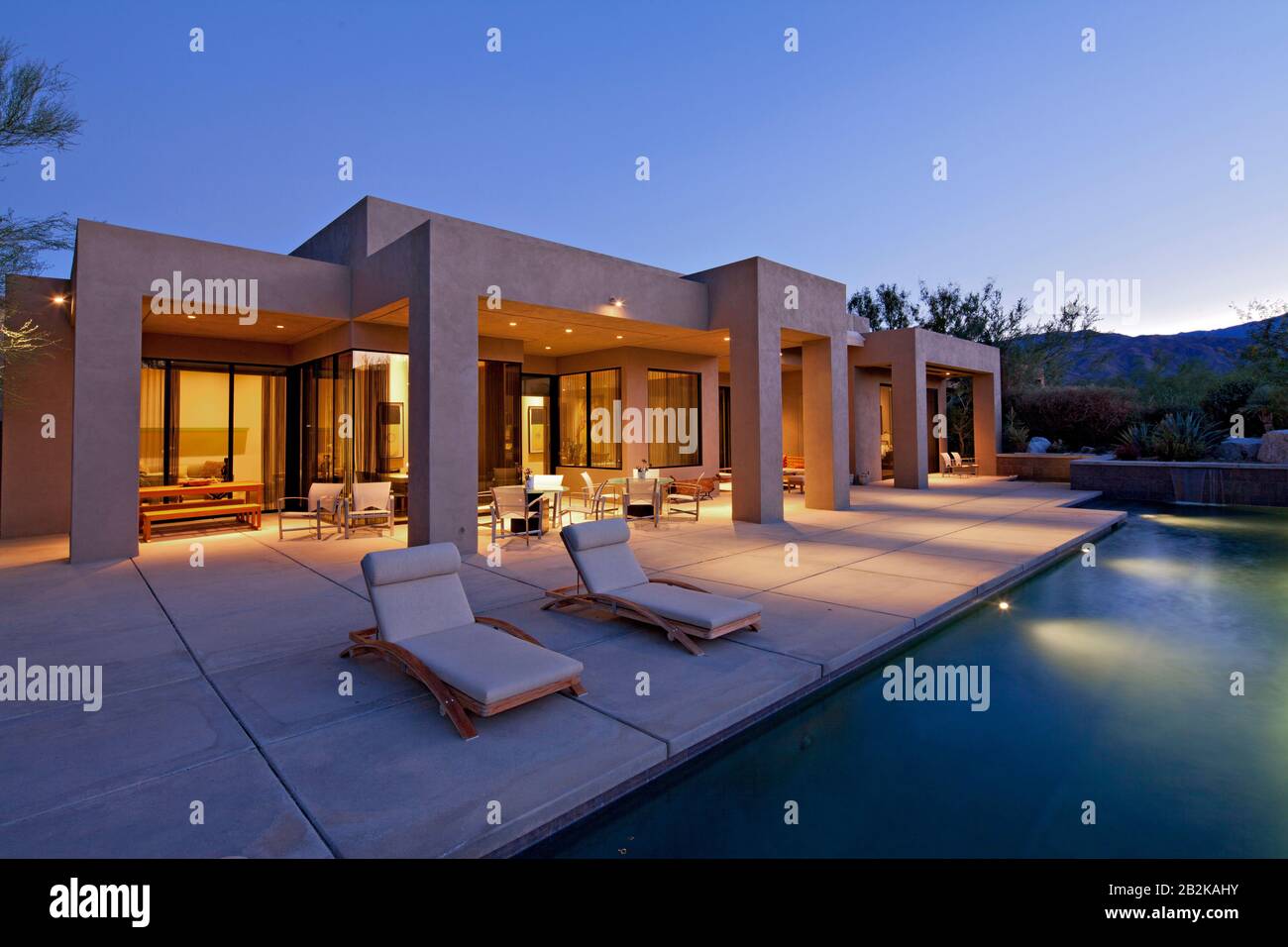 Haus außen mit Pool in der Abenddämmerung Stockfoto