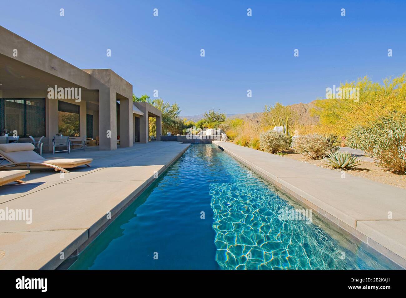 Haus außen mit Pool Stockfoto