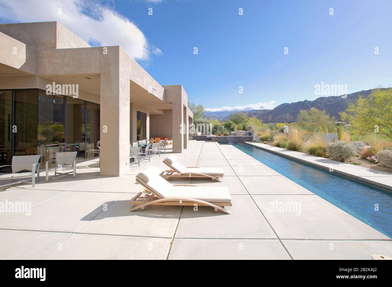 Haus außen mit Pool Stockfoto