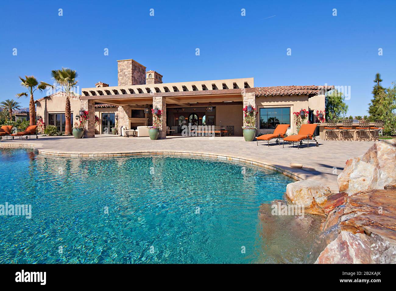 Haus außen mit Pool und Wasserfall Stockfoto