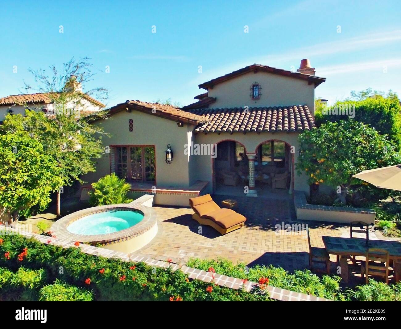 Außenansicht des Hauses mit Whirlpool und Terrasse Stockfoto