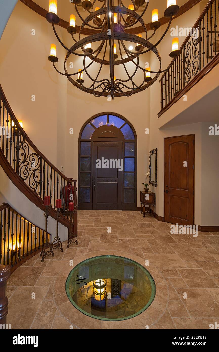 Eingang und Foyer des luxuriösen Hauses Stockfoto