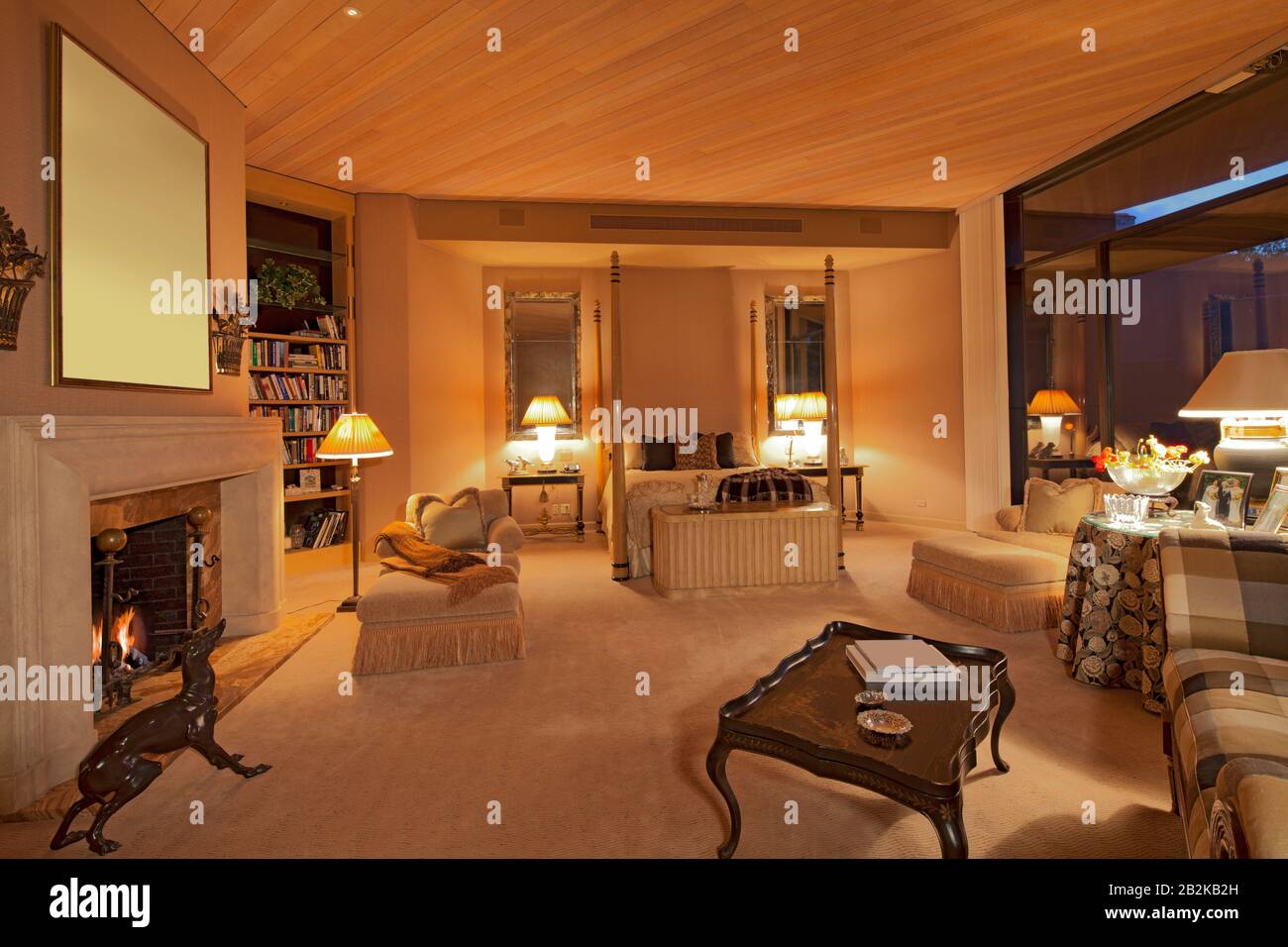 Riesiges Schlafzimmer im Luxushaus Stockfoto