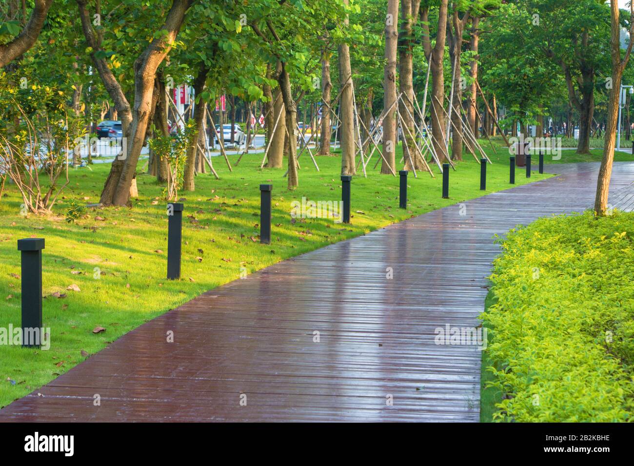 Holzweg im Fushan Park von Jiangmen, südchinesische Provinz Guangdong. Stockfoto