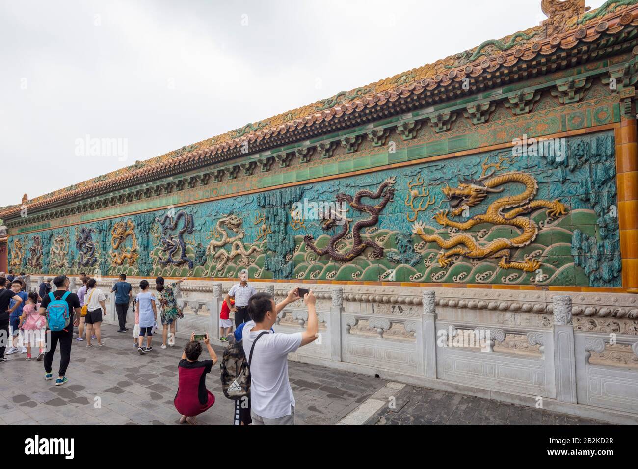 Bildschirm "Nine Dragons", Eingang zum Palast der Ruhigen Langlebigkeit, der Verbotenen Stadt, Peking, China Stockfoto