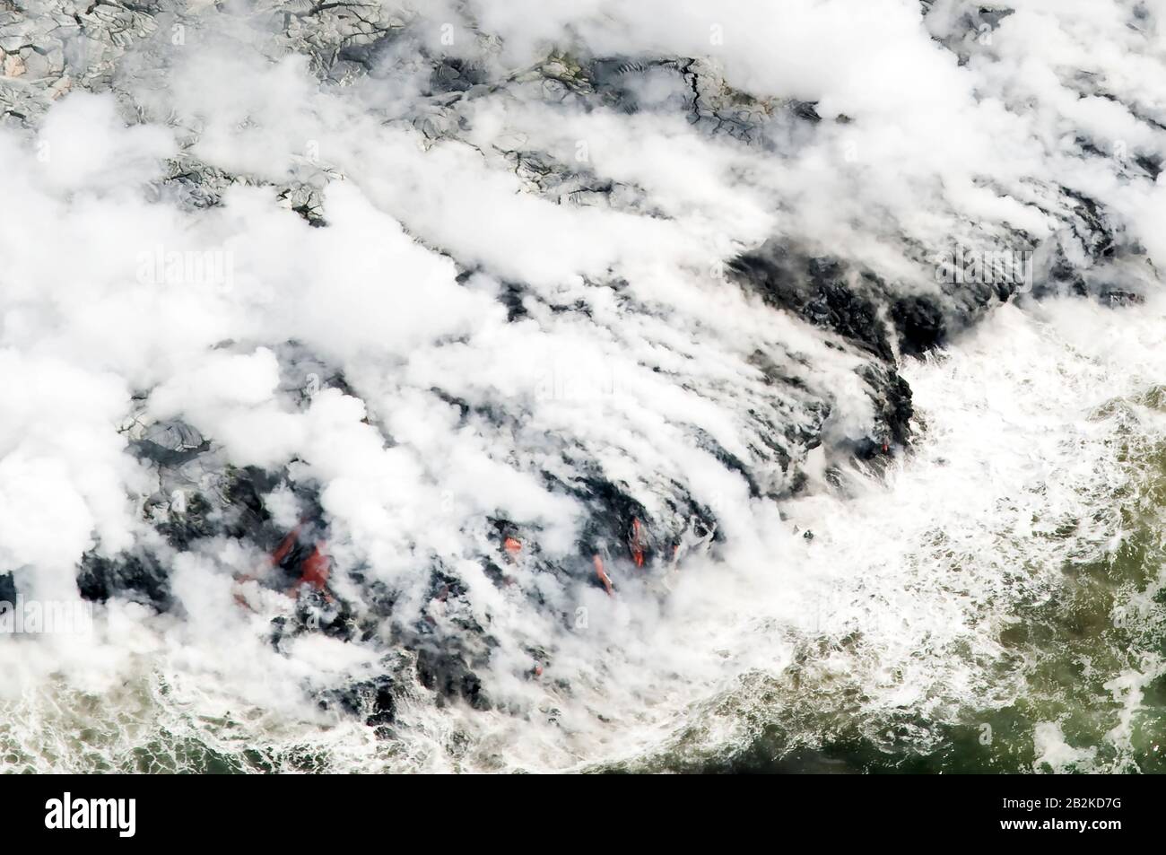 Lava erreicht den Ozean und formt die große Insel von Hawaii um. Luftaufnahmen. Stockfoto