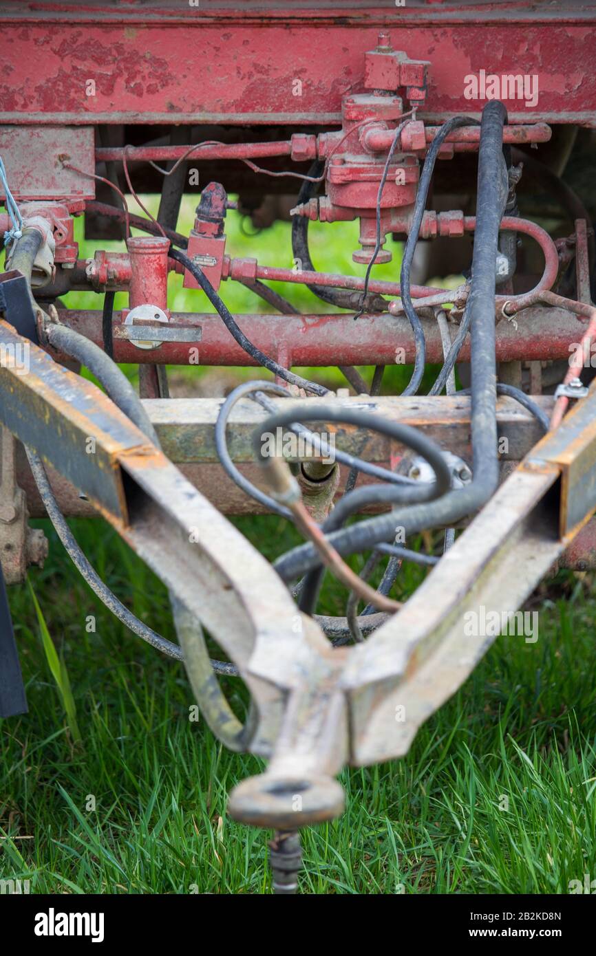 Alte Schlauchleitungen im Hintergrund eines alten landwirtschaftlichen Anhängers Stockfoto