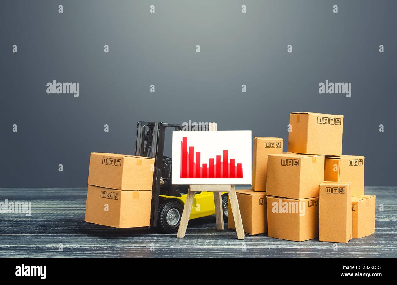 Gabelstapler in der Nähe von Boxen und rote Negativtrendkarte. Produktionsrückgang, geringer Umsatz aufgrund ungünstiger wirtschaftlicher Trends, Schocks und Katastrophen. Pric Stockfoto