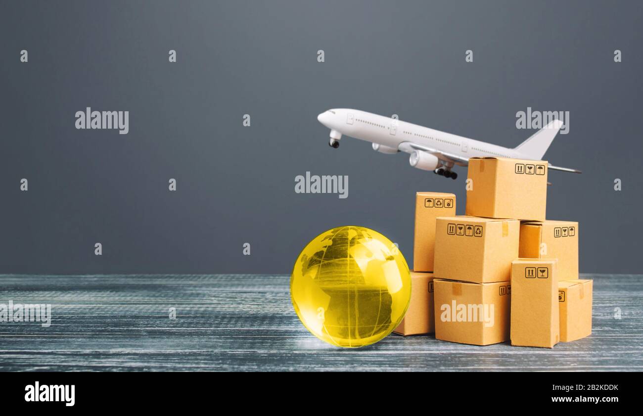 Boxen mit Globus und Frachtflugzeug. Internationale Lieferung von Waren und Produkten. Logistik, Infrastruktur-Hubs. Globales Geschäft, Import, Export. Öko Stockfoto