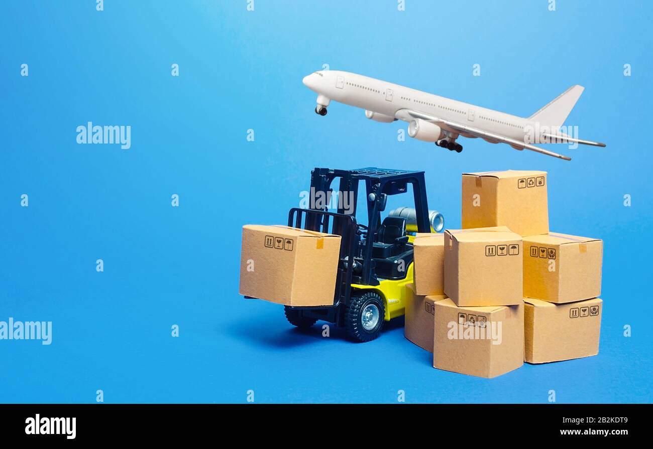 Gabelstapler mit Kartons und Frachtflugzeug. Transportlogistik-Infrastruktur, Import-Exportgüter, Produktlieferung. Produktion, TR Stockfoto
