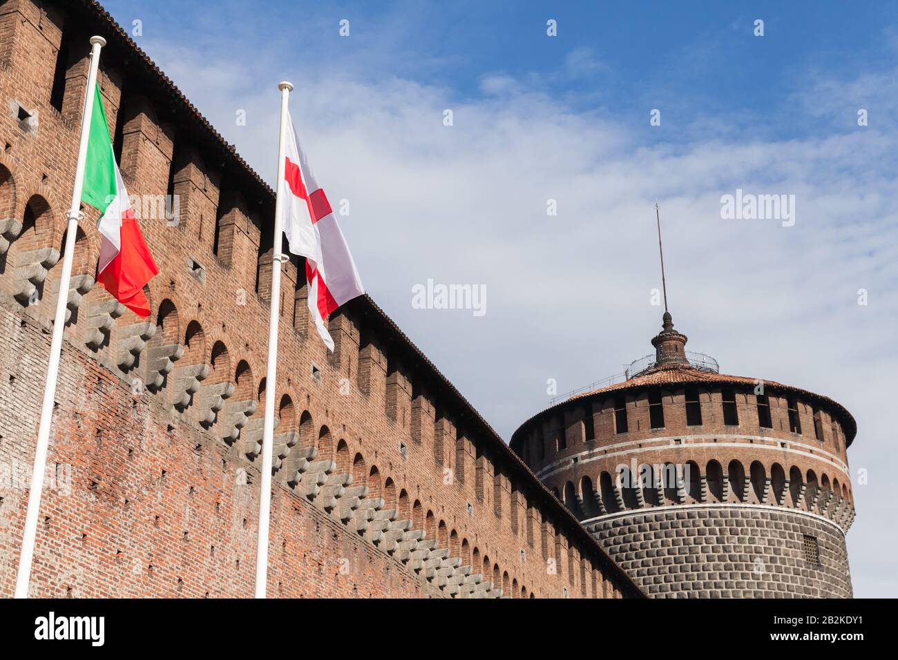 Die Flaggen Mailands und Italiens befinden sich am sonnigen Tag in der Nähe des Schlosses Sforza. Es wurde im 15. Jahrhundert erbaut. Später renoviert und vergrößert, im 16. Und 17 Stockfoto