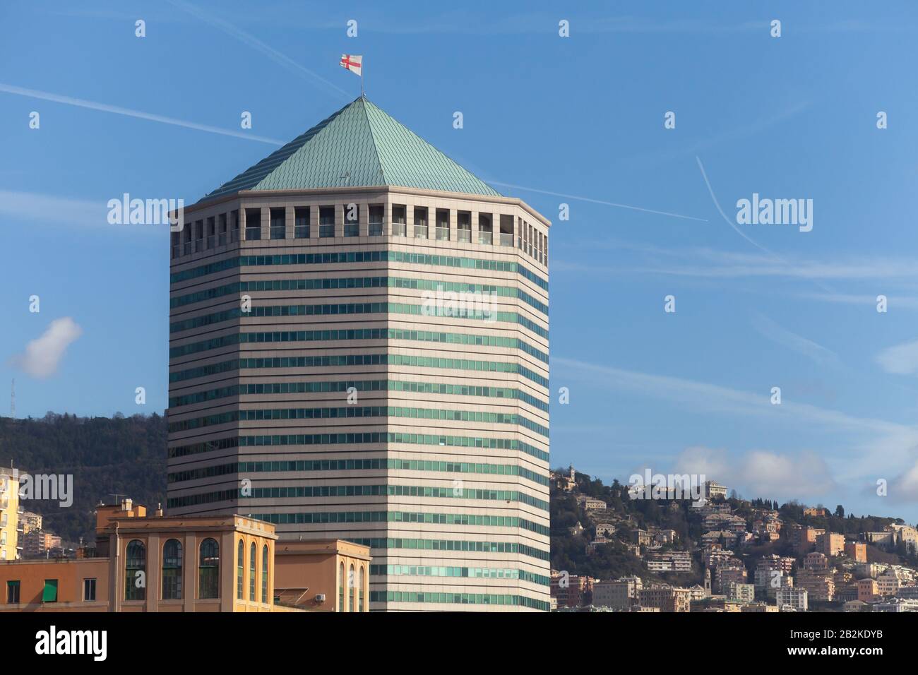 Stadtbild mit Moderner achteckiger Gebäudeaußenseite. Direktorat für Einnahmepolitik und Steuern, Genova, Italien Stockfoto