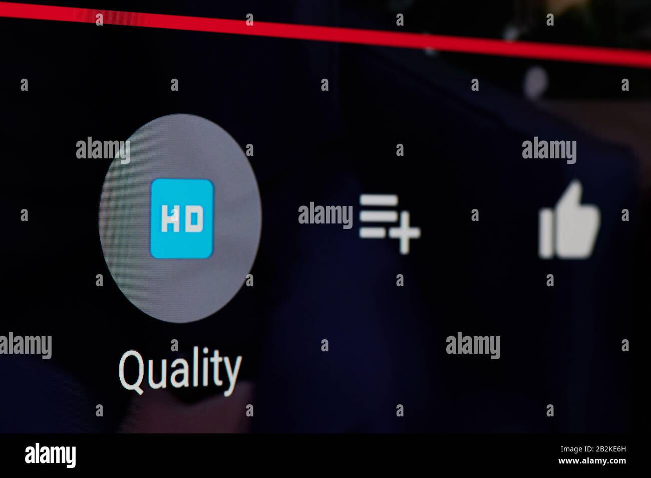 New York, USA - 3. März 2020: HD-Videoqualität auf youtube-video auf tv-Bildschirm Nahansicht Stockfoto