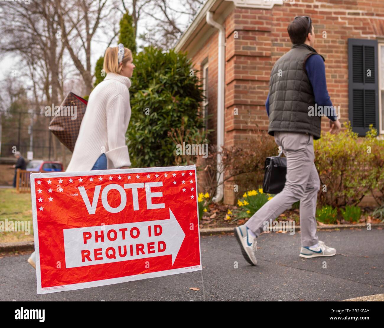 Arlington, VIRGINIA, USA - 3. MÄRZ 2020: Demokratische Wähler der Vorwahlen kommen an, Wahllokal in Lyon Village. Stockfoto
