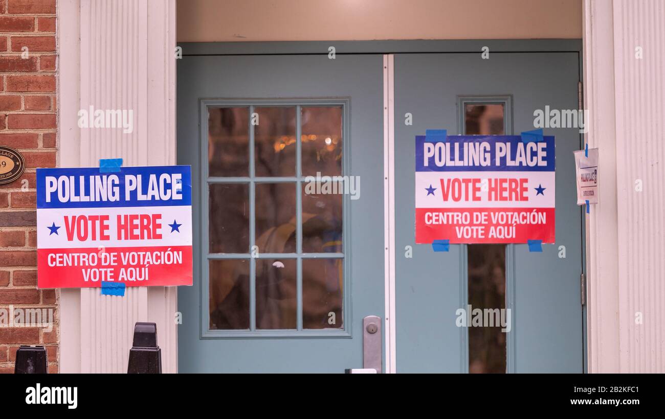 Arlington, VIRGINIA, USA - 3. MÄRZ 2020: Demokratische Wahlwahl in der Vorwahl, Zeichen im Wahllokal von Lyon Village. Stockfoto