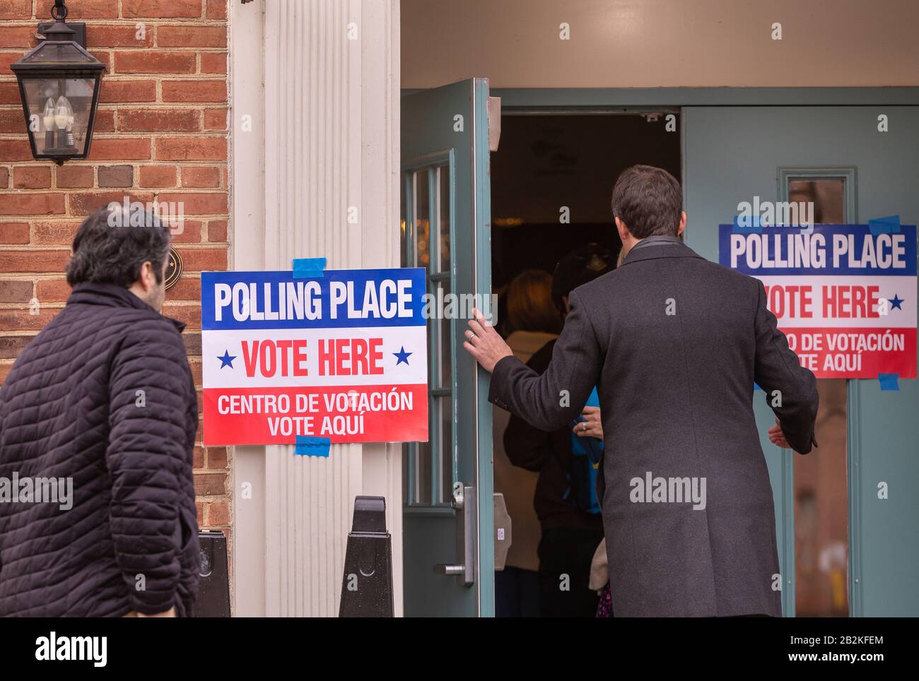 Arlington, VIRGINIA, USA - 3. MÄRZ 2020: Demokratische Wahlwahl in der Vorwahl, Menschen im Wahllokal von Lyon Village. Stockfoto