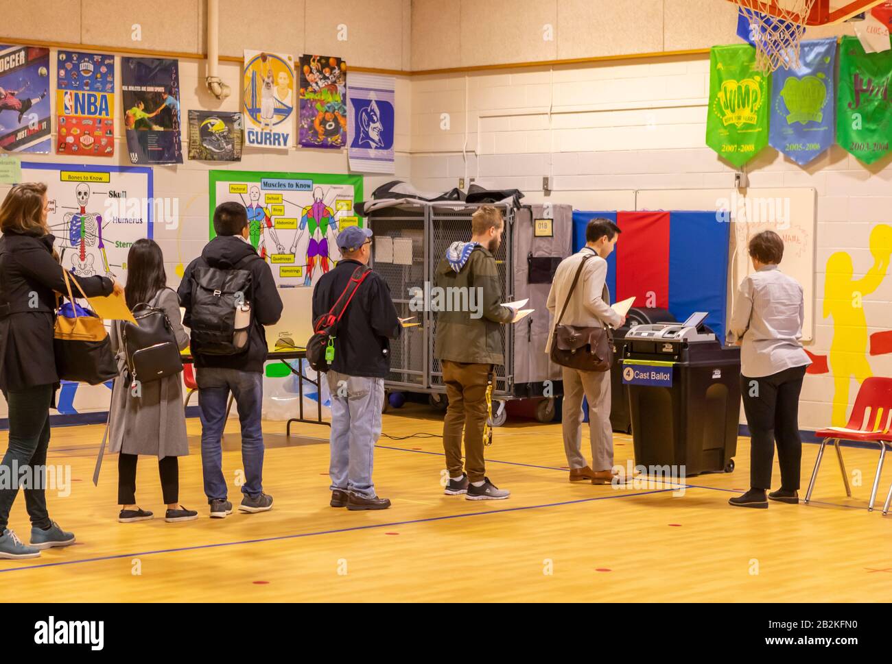 Arlington, VIRGINIA, USA - 3. MÄRZ 2020: Demokratische Wähler der Vorwahlen warten auf die Wahlurnen an Der Key School. Stockfoto