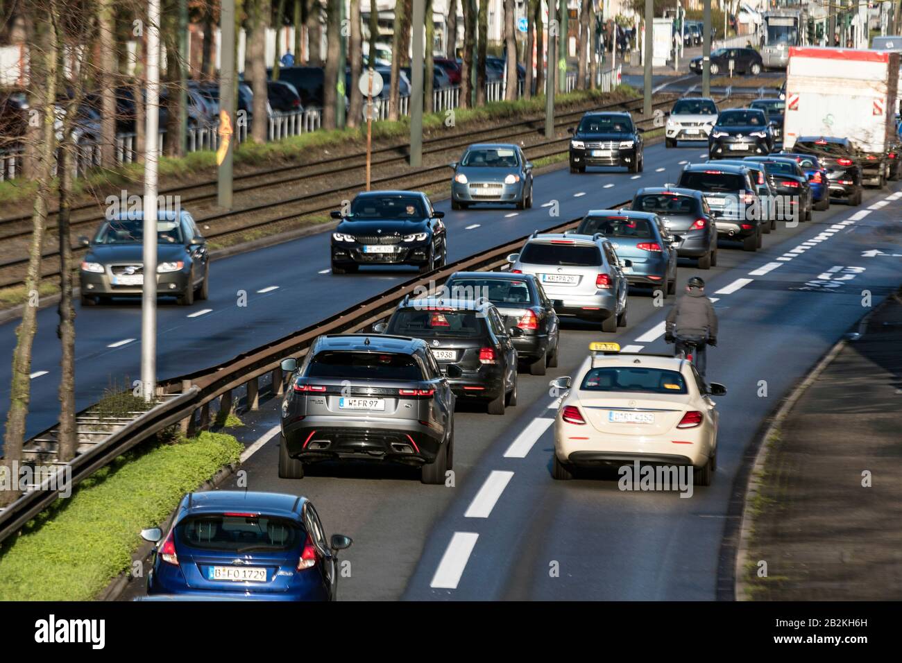 Die Umweltspur gilt nur für Busse, Taxis, Elektroautos und Fahrräder, so dass Staus für den normalen Verkehr entstehen. Stockfoto