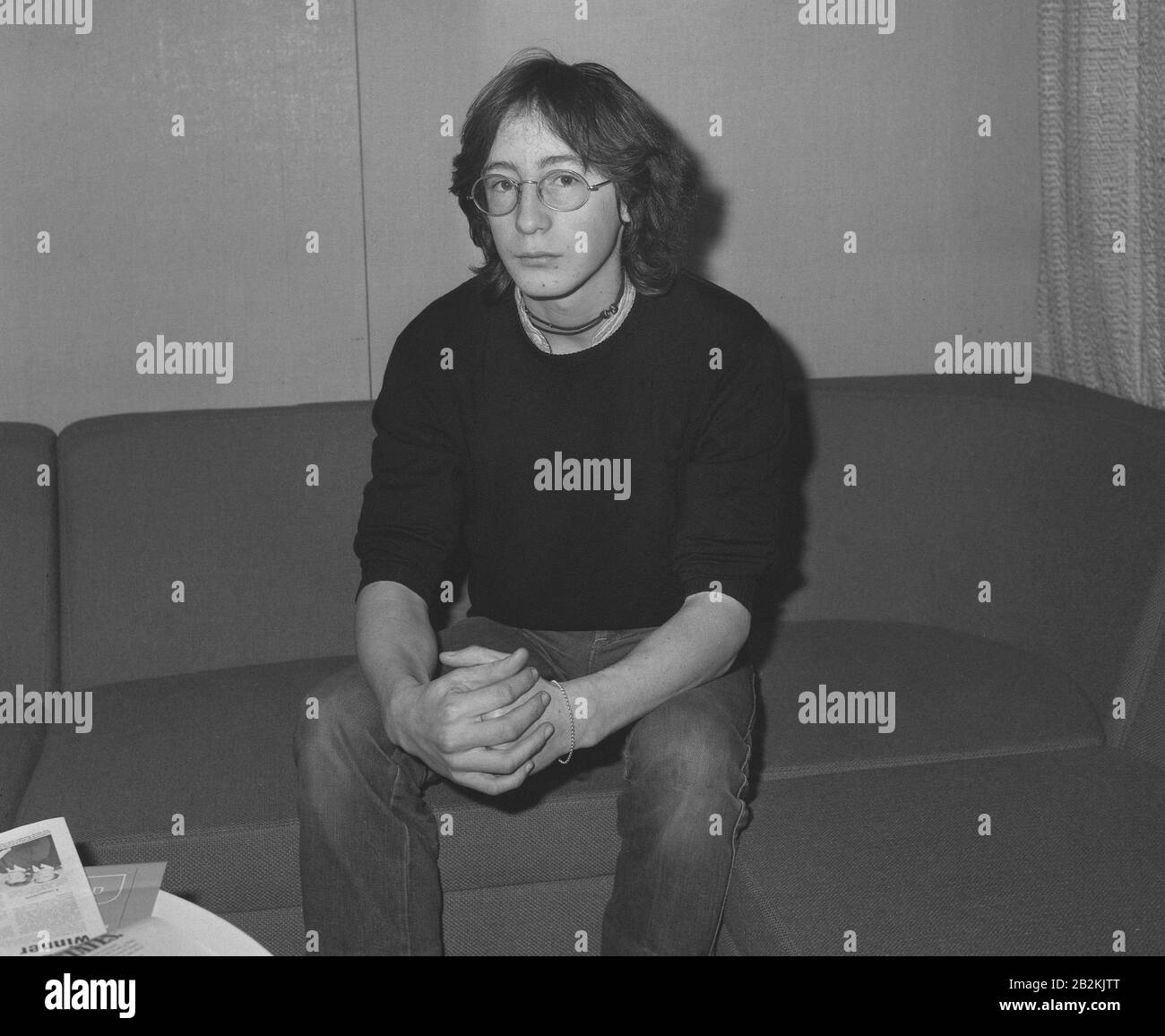 Julian Lennon, 17-jähriger Sohn von Ex-Beatle John Lennon, am Londoner Flughafen Heathrow, als er nach New York ging, wo sein Pop-Superstar Vater gestern Abend von einem Mann erschossen wurde, als er in seiner New Yorker Wohnung ankam. Stockfoto